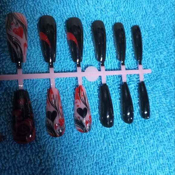 Black and Red Heart Press On Nails - Picture 5 of 5
